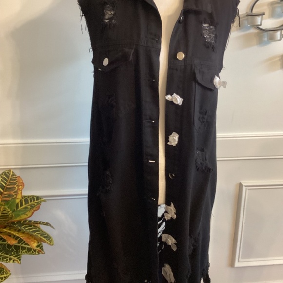 DENIM BLACK DISTRESSED SLEEVELESS JACKET (Size: 1X) - Picture 4 of 9
